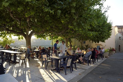 France, Var (83), La Dracénie, village de Châteaudouble, terrasse de café sur la place centrale
