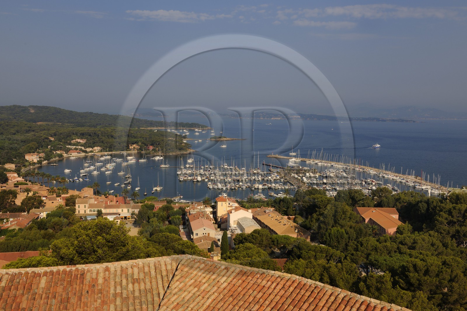 France, Var (83), Iles d'Hyères, parc national de Port-Cros, île de Porquerolles, le village vu du Fort Sainte Agathe