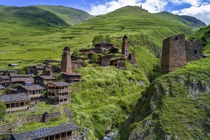 Géorgie, Kakheti, Parc national de Touchétie, vallée de la rivière Alazani dans les montagnes de Pirikiti, village de Dartlo surplombé par Kvavlo (vue aérienne)