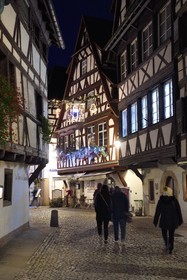 France, Bas-Rhin (67), Strasbourg, vieille ville classée au Patrimoine Mondial de l'UNESCO, quartier de la Petite France, rue du bain aux Plantes avec ses décors de Noël
