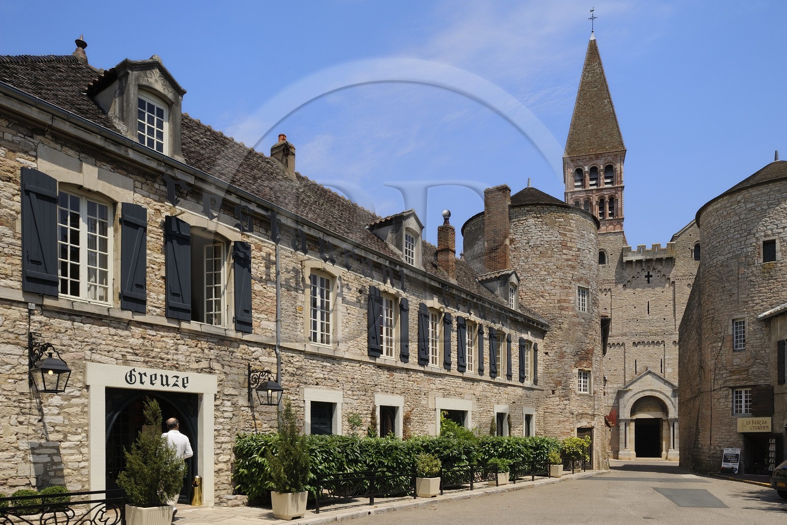 France, Saône et Loire (71), abbaye de Tournus et l'hôtel-restaurant Greuze