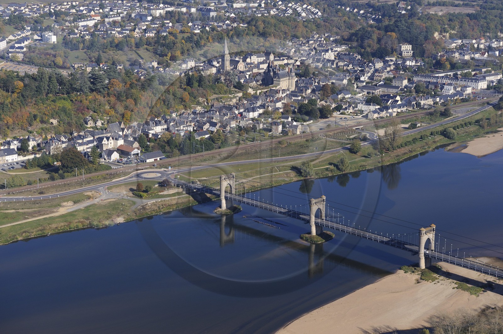 France, Indre-et-Loire (37), Vallée de la Loire classée Patrimoine Mondial de l' UNESCO, Langeais, la ville et le château, pont sur la Loire (vue aérienne)