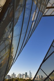 France, Paris (75), la Fondation Louis Vuitton de l'architecte Frank Gehry et le quartier de La Défense en arrière plan