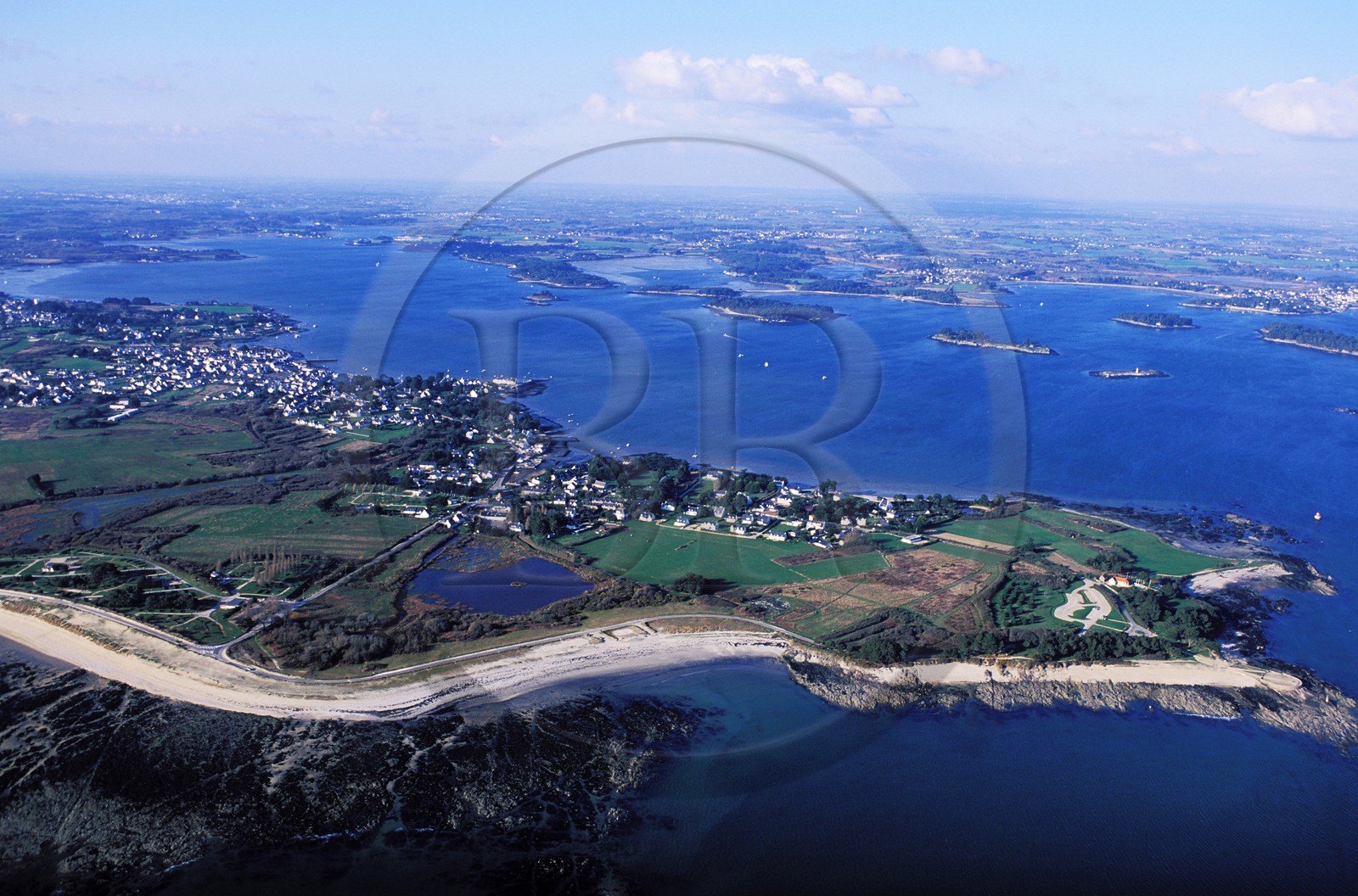 France, Morbihan (56), baie de Quiberon, Pointe de Kerpenhir, l' entrée du golfe du Morbihan à Locmariaquer (vue aérienne)