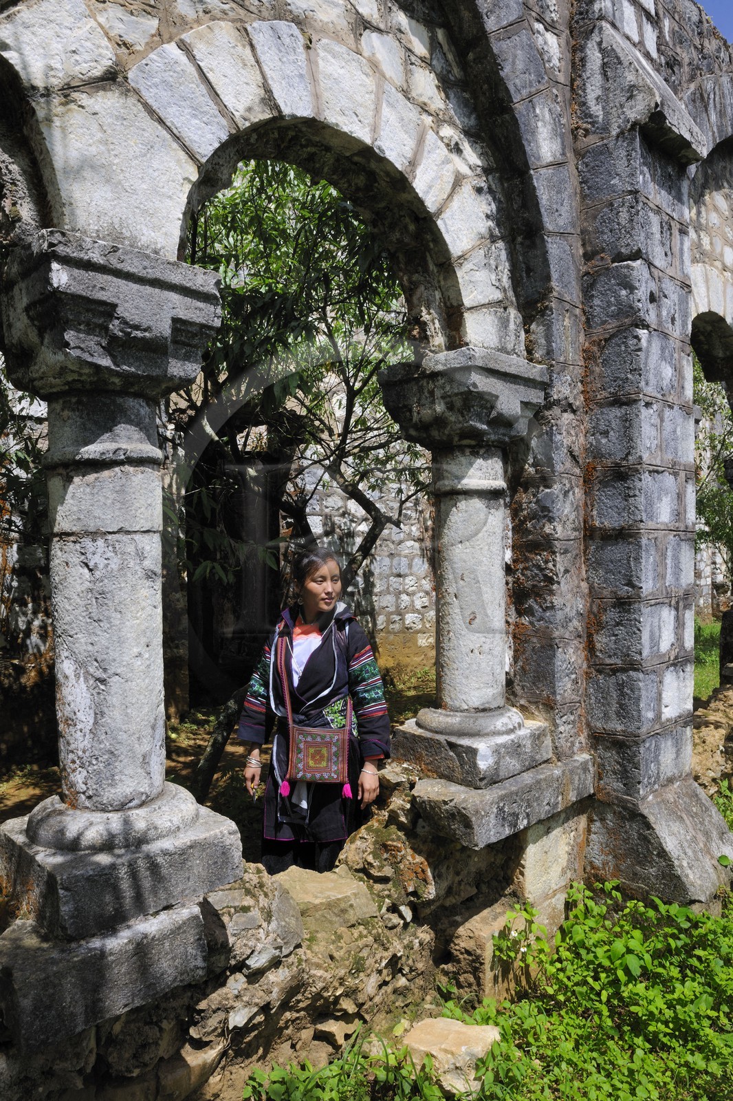 Vietnam, province de Lao Cai, région de Sapa, vallée de Ta Phin, femme de la minorité Hmong Noir dans les ruines du monastère de Ta Phin