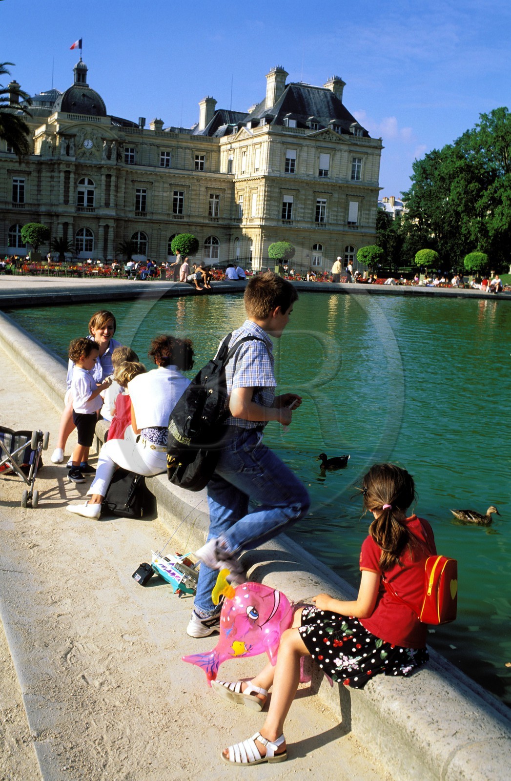 France, Paris (75), le jardin du Luxembourg autour du grand bassin, au fond le Sénat (Palais du Luxembourg)