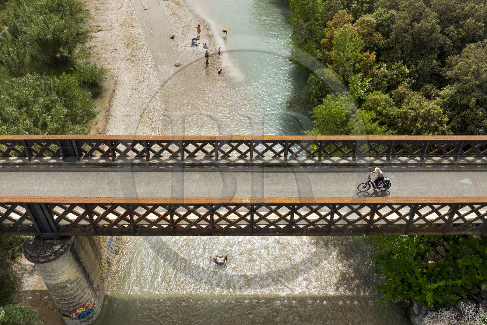 France, Vaucluse (84), Jonquières, passerelle sur l'Ouveze sur la véloroute Via Venaissia aménagée sur une ancienne voie ferrée