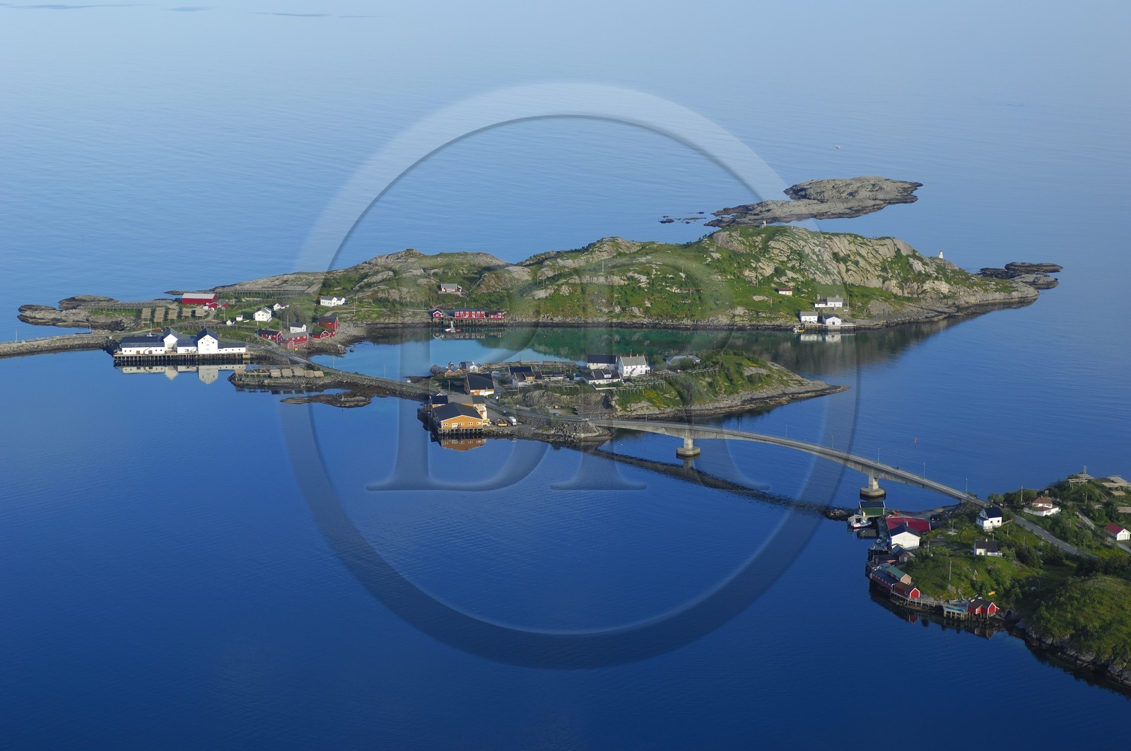 Norvège, Nordland, Iles Lofoten, Ile de Moskenes, village de pêcheurs de Hamnoy près de Reine (vue aérienne)