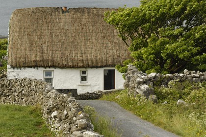 Irlande, Comté de Galway, Aran Islands, Inishmore, maison traditionnelle au toit de chaume