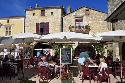 France, Dordogne (24), Périgord Pourpre, Monpazier, labellisé Les Plus Beaux Villages de France, jour de marché sur la place des Cornières au coeur du village