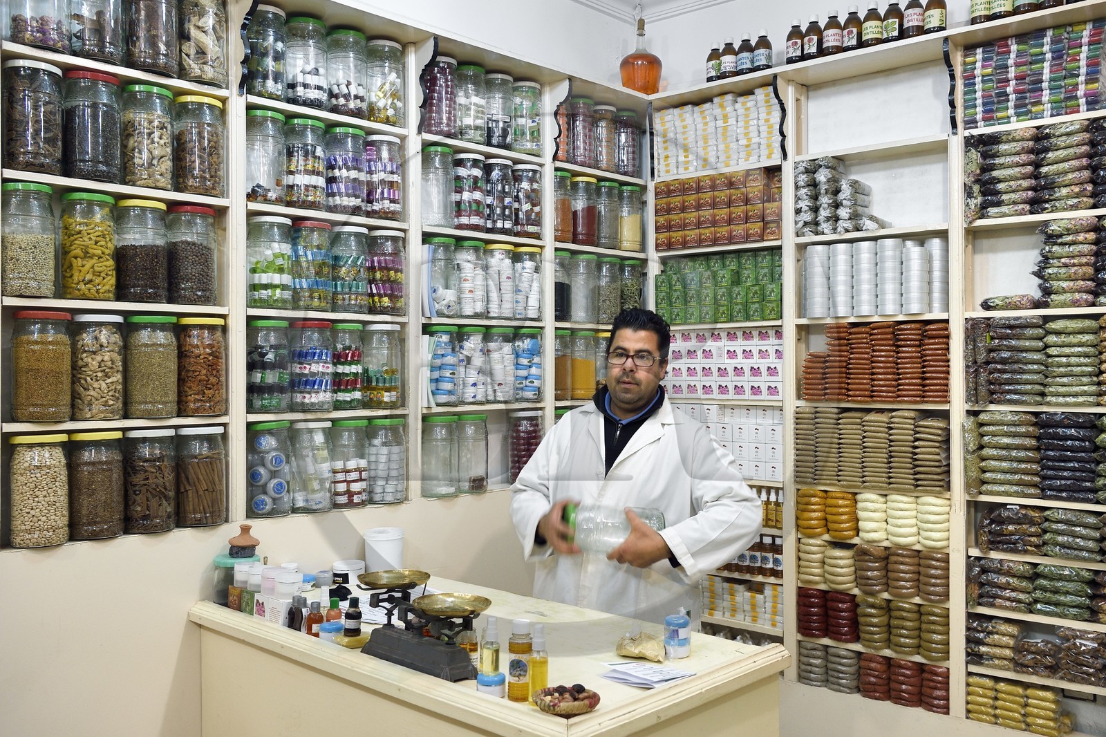 Maroc, Haut-Atlas, Marrakech, ville impériale, Médina classée Patrimoine Mondial de l'UNESCO, quartier de la mosquée Ben Youssef, Herboriste du Paradis