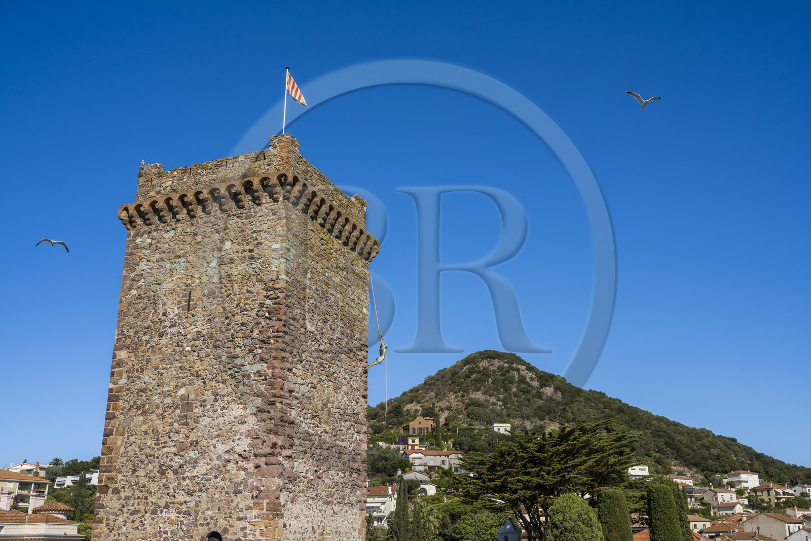 France, Alpes-Maritimes (06), Mandelieu-la-Napoule, chateau de La Napoule (XII-XIXe siècle) reconstruit en grande partie au début du XXème siècle par le couple américain Henry et Marie Clews, il abrite désormais le Clews Center for the Arts, Le Grand Arc-boutant bronze du sculpteur Nicolas Lavarenne est suspendue à la tour Sarrazine