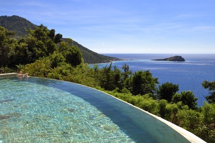 Caraïbes, Ile de la Dominique, baie de Soufrière, Soufrière, piscine à débordement de l'hotel Jungle Bay