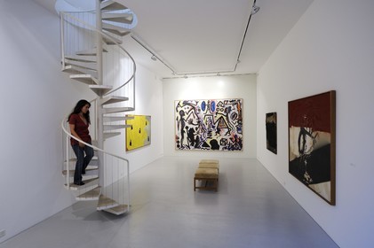 Suisse, Bâle, la galerie Beyeler, oeuvres de Penk (2 pieces à gauche) et Tapies