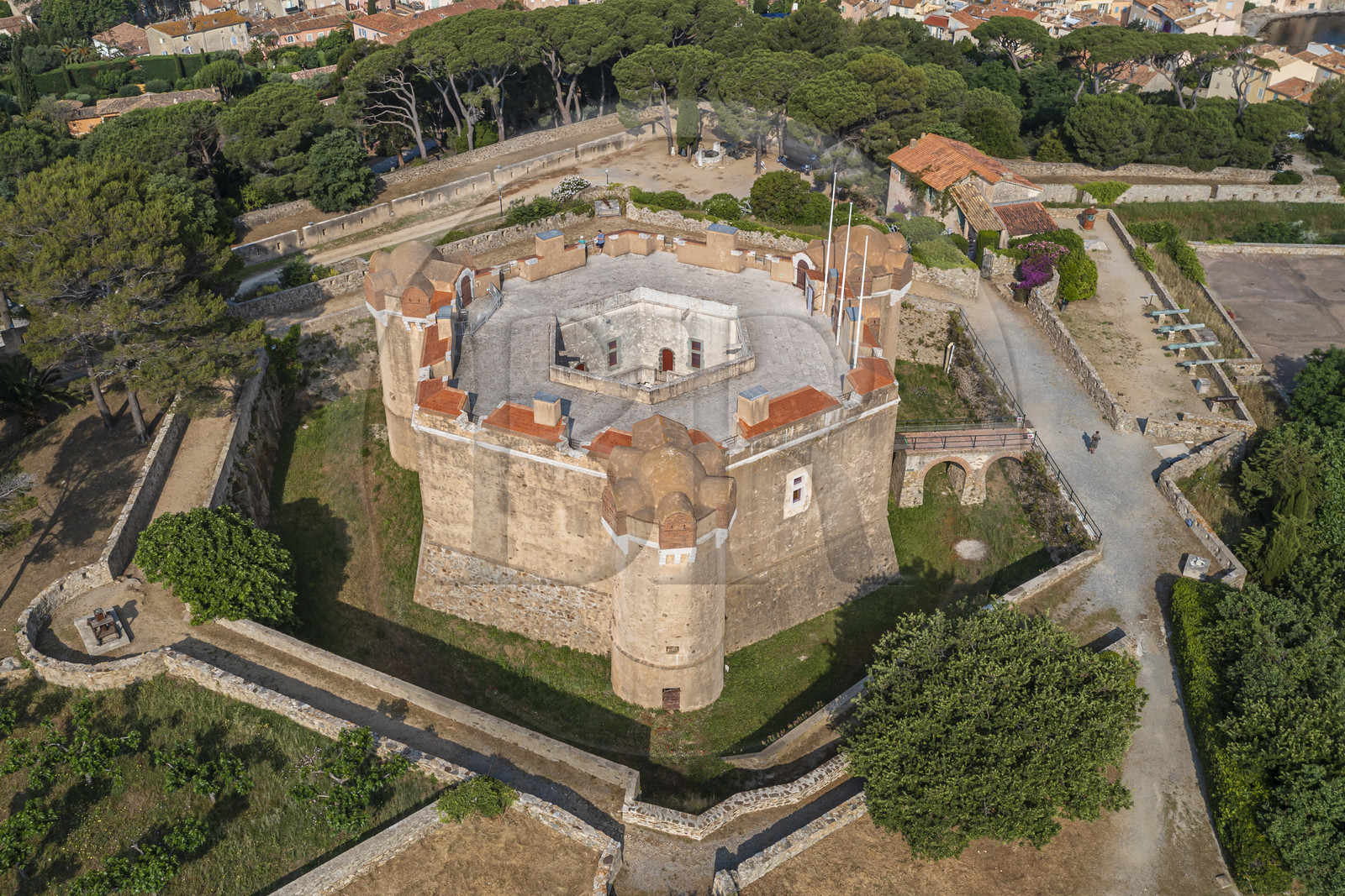 France, Var (83), Saint-Tropez, citadelle du XVIe siècle qui héberge le musée d'histoire maritime (vue aérienne)