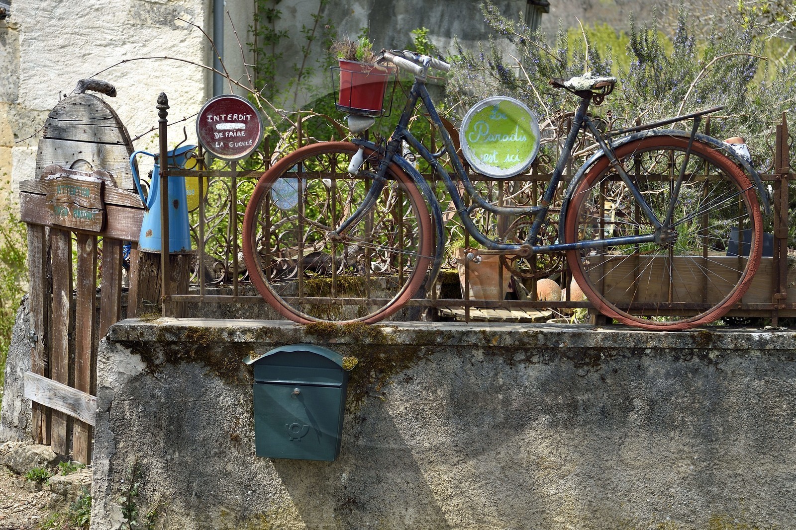 France, Dordogne (24), Périgord Vert, Villars, vieille bicyclette en décoration à l'entrée d'une maison