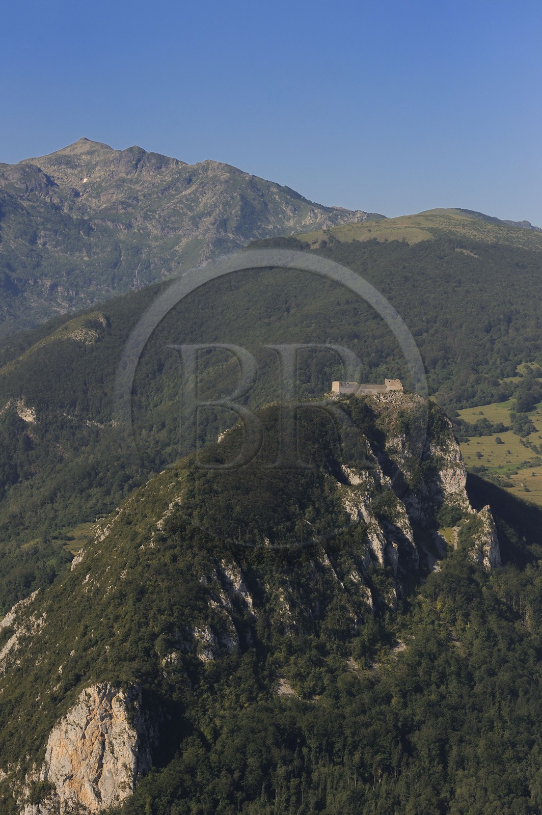 France, Ariège (09), Pays d' Olmes, château cathare de Montségur perché sur un pog et les Pyrénées (vue aérienne)