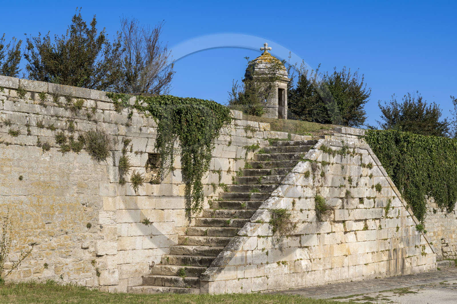 France, Charente-Maritime (17), Saintonge, Marennes-Hiers-Brouage, citadelle de Brouage, labellisé Les Plus Beaux Villages de France, vue intérieure des remparts batis de 1630 à 1640 et qui sont munis d'échauguettes