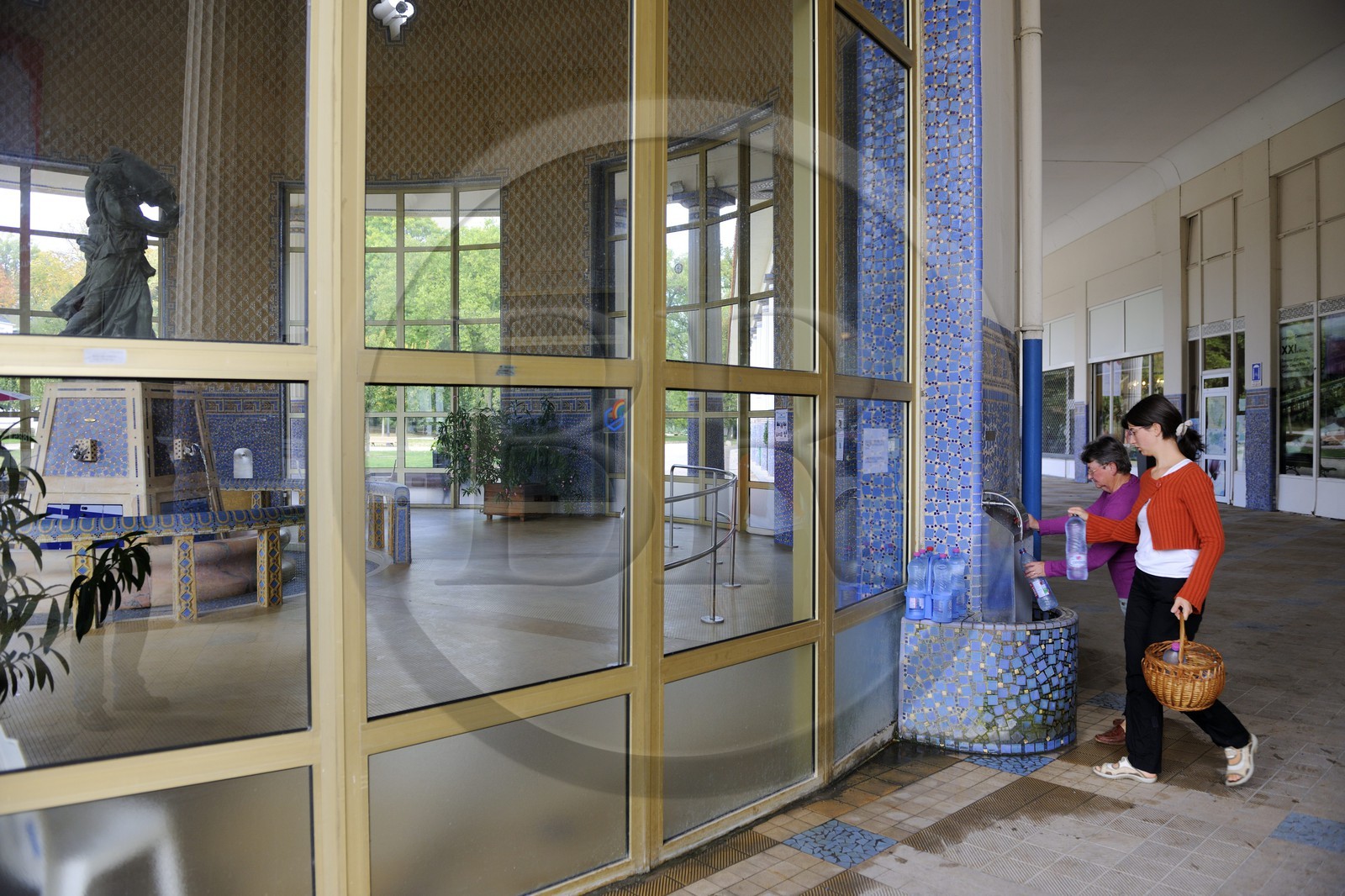 France, Vosges (88), Contrexéville, centre thermal, source extérieur au Pavillon des Sources où les habitants viennent s'approvisionner en eau