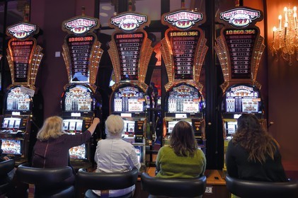 France, Calvados (14), Pays d'Auge, Deauville, Casino Barriere de Deauville), les machines à sous ou bandit manchot