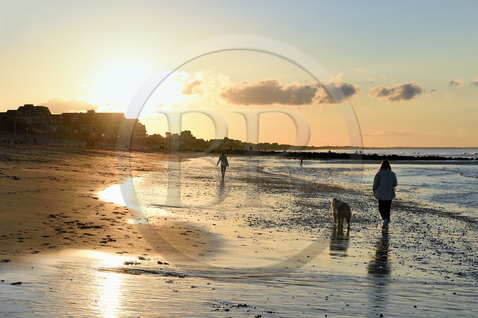 France, Calvados (14), Pays d'Auge, la côte Fleurie, Cabourg, promenade au coucher de soleil sur la plage de la station balnéaire