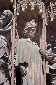 France, Bas-Rhin (67), Strasbourg, vieille ville classée au Patrimoine Mondial de l'UNESCO, la cathédrale Notre-Dame, la facade occidentale, le portail central dit de la Vierge et des Prophètes, atypique parmis les Prophètes le portrait probable de maitre Erwin de Steinbach(1284-1318) ou de son fils Jean (1318-1339)