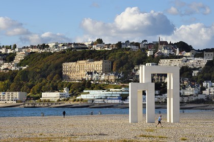 France, Seine-Maritime (76), Sainte-Adresse voisinne du Havre, pendant la Première Guerre mondiale elle fut capitale administrative de la Belgique occupée, le gouvernement belge s'installa d'octobre 1914 à novembre 1918 dans l'Immeuble Dufayel visible à flanc de colline, la sculpture UP 3 des artistes Sabina Lang et Daniel Baumann sur la grande plage de galets du Havre au premier plan