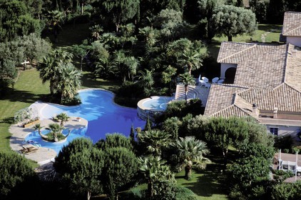 France, Var (83), Saint-Tropez, luxueuses villas de Ramatuelle, ancienne villa du chanteur Johnny Hallyday (vue aérienne)