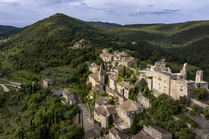 France, Vaucluse (84), Dentelles de Montmirail, le village perché de Crestet et son chateau du IXe siècle