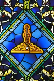 Royaume-Uni, Londres, Grande Loge d'Angleterre, détail d'un vitrail de symboles, le niveau