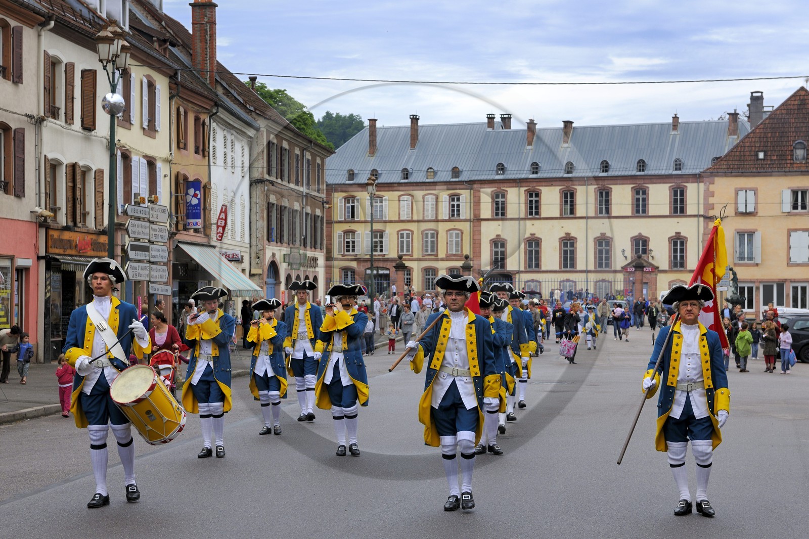 France, Vosges (88), Senones, capitale de l’ex-Principauté de Salm-Salm rattachée à la France en 1793, la relève de la Garde dans la rue principale
