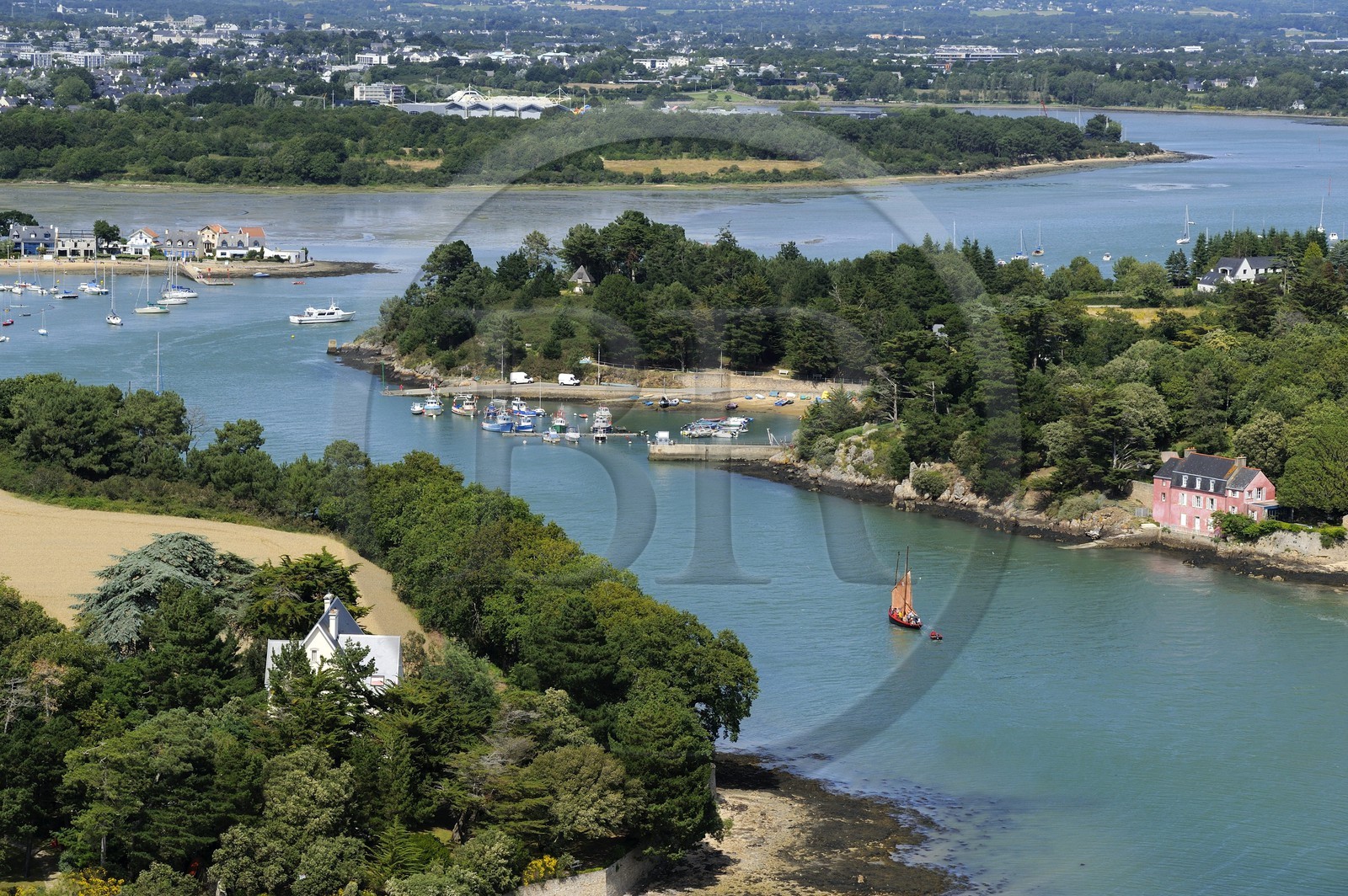 France, Morbihan (56), Golfe du Morbihan, Vannes, Port Anna et presqu'île de Conleau, un Sinagot voilier traditionnel (vue aérienne)