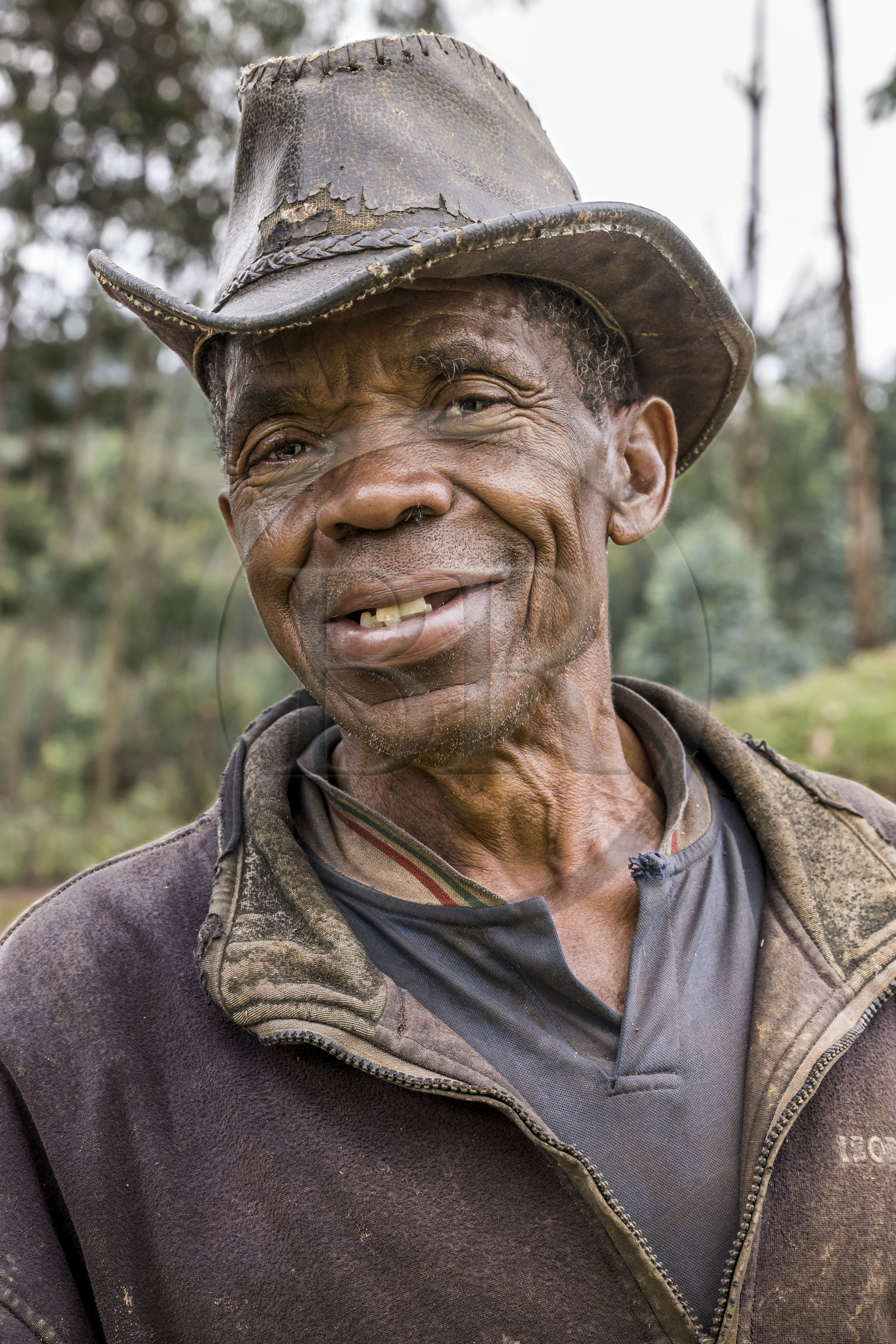 Rwanda, Province de l’Ouest, Gisuma, la paysan Domitien coiffé de son chapeau