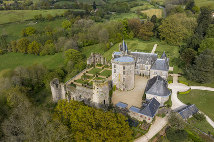 France, Vendée (85), Sèvremont, le chateau de la Flocellière, gite et chambre d'hotes (vue aérienne)