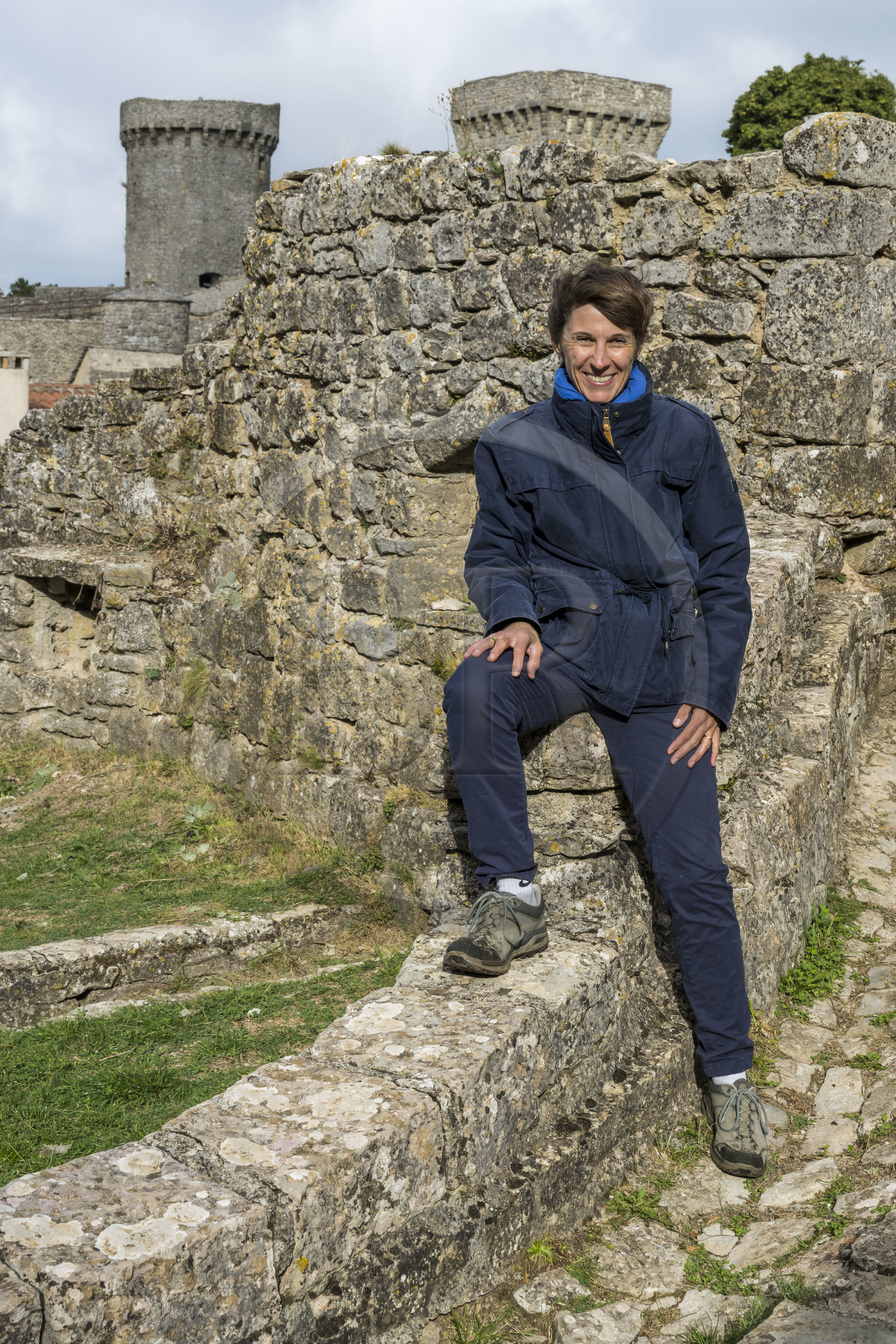 France, Aveyron (12), La Couvertoirade, labellisé Les Plus Beaux Villages de France, village fortifié sur le plateau du Larzac, Françoise Galès, historienne de l'Art, archéologue du bâti, directrice du Service Archives et Patrimoine de la ville de Millau