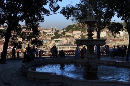 Portugal, Lisbonne, vue sur la ville depuis le Miradouro de Sao Pedro de Alcantara