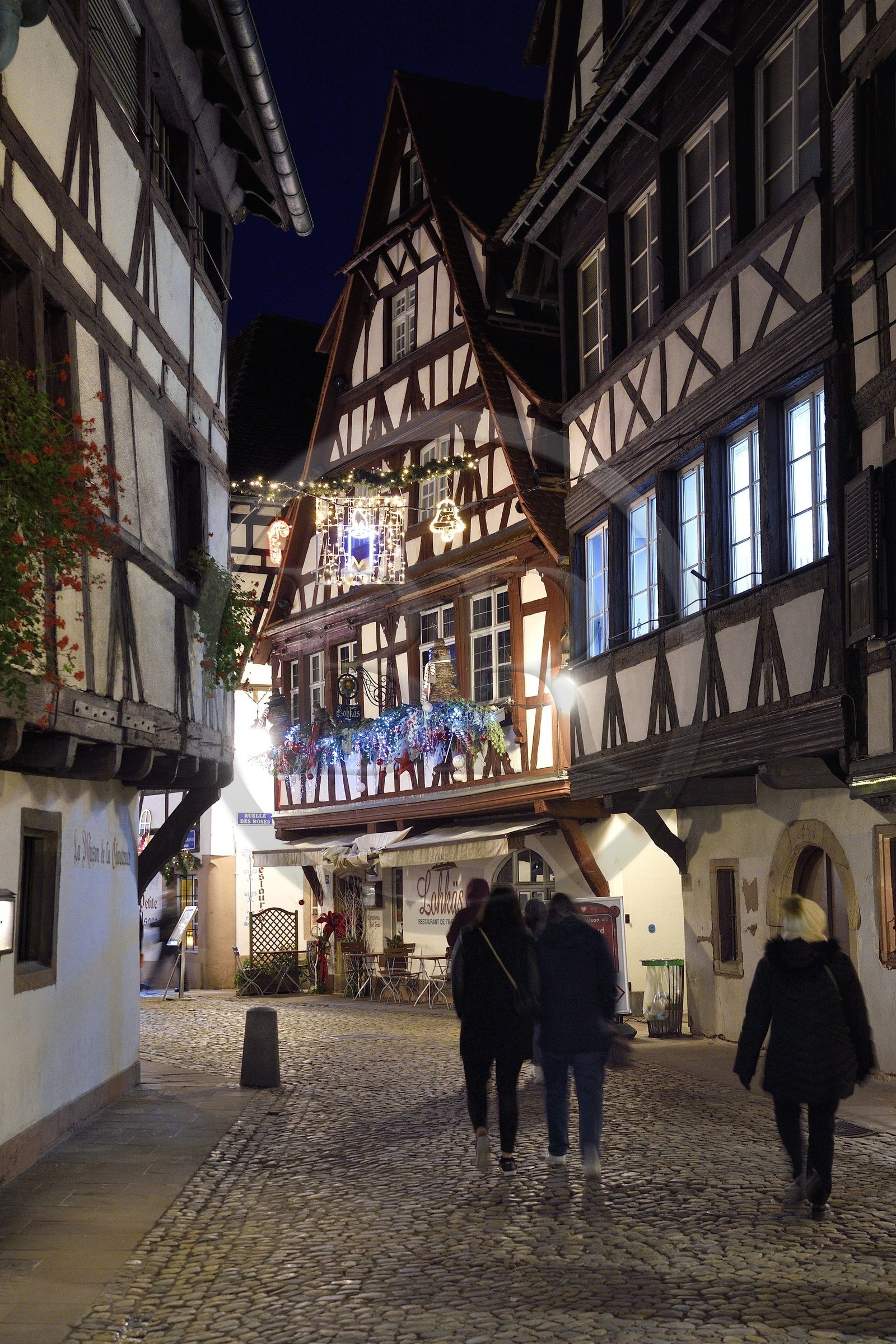 France, Bas-Rhin (67), Strasbourg, vieille ville classée au Patrimoine Mondial de l'UNESCO, quartier de la Petite France, rue du bain aux Plantes avec ses décors de Noël