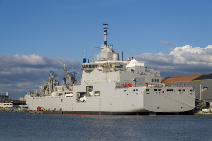 France, Loire-Atlantique (44), Saint-Nazaire, bassin à flot de Penhoët, construction d'un navire de guerre par les Chantiers de l'Atlantique