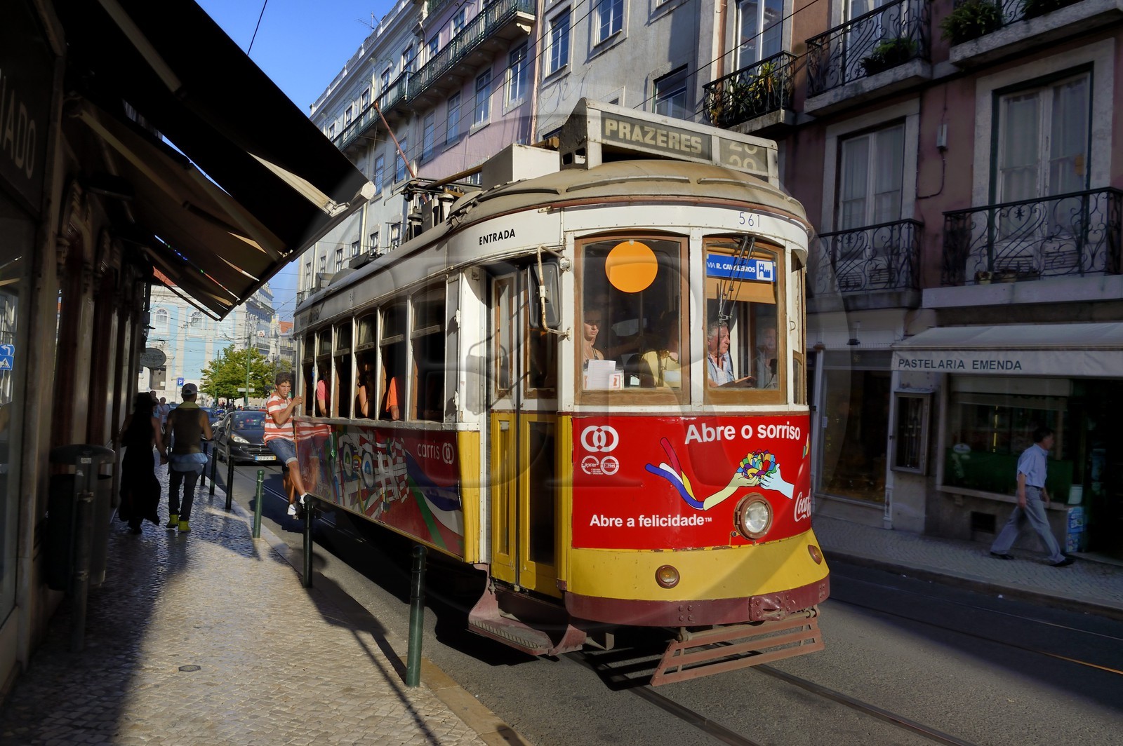 Portugal, Lisbonne, quartier du Bairro Alto, enfant s'accrochant à un tramway (electricos) dans la rua do Loreto