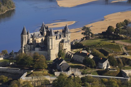 France, Maine-et-Loire (49), Vallée de la Loire classée Patrimoine Mondial de l' UNESCO, Saumur, le château au bord de la Loire (vue aérienne)