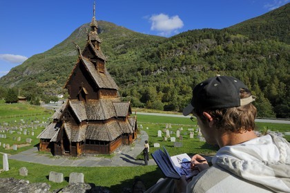 Norvège, comté de Sogn Og Fjordane, église en bois debout ou stavkirke (1130) de Borgund aux motifs vikings de l’ère pré-chrétienne