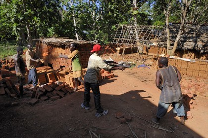 Tanzanie, région de Morogoro, les Monts Uluguru, fabrication de briques en terre