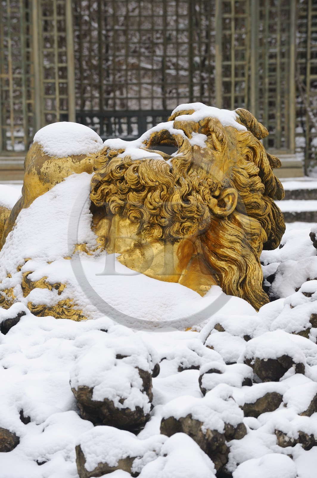 France, Yvelines (78), parc du château de Versailles sous la neige, classé Patrimoine Mondial de l'UNESCO, le Bosquet de l'Encelade oeuvre de Marsy