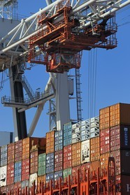 France, Seine-Maritime (76), Le Havre, port de commerce, porte-conteneurs dans le Bassin de chargement René Coty et grue transbordant les conteneurs