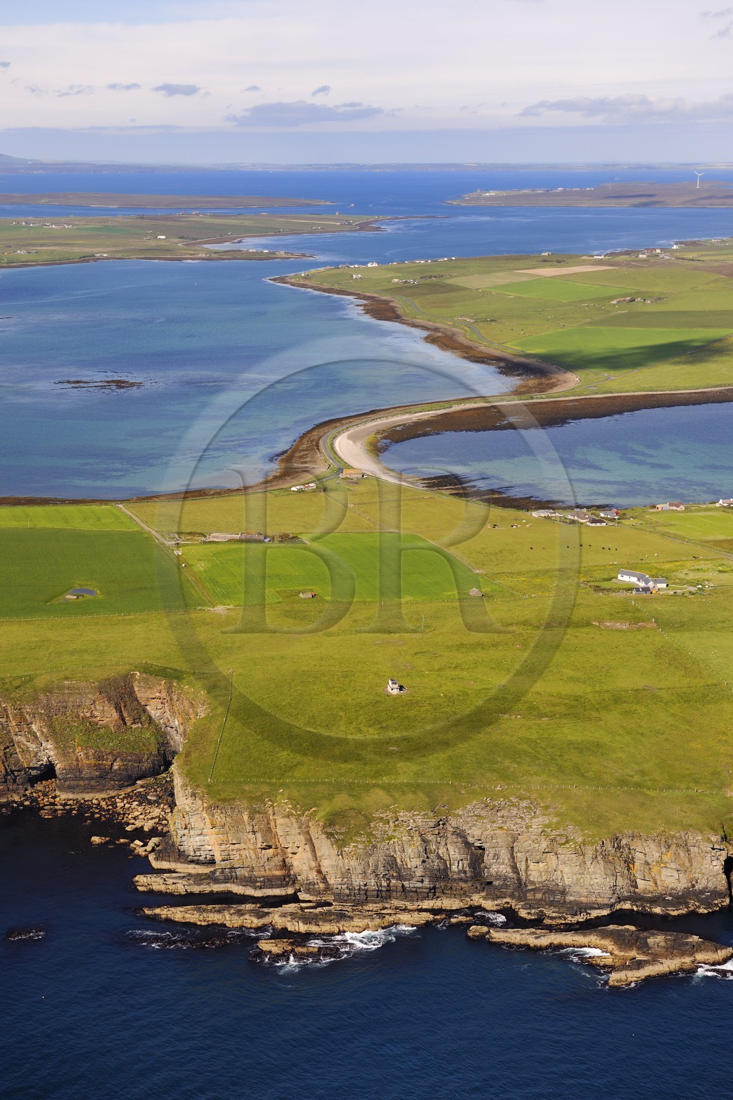 Royaume-Uni, Ecosse, Iles Orcades, Ile de Hoy, chaussée étroite sur le banc de sable qui était connu comme le Ayre menant à la presqu'île de South Walls (vue aérienne)