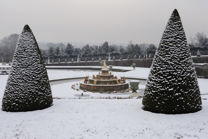 France, Yvelines (78), parc du château de Versailles sous la neige, classé Patrimoine Mondial de l'UNESCO, le Bassin de Latone