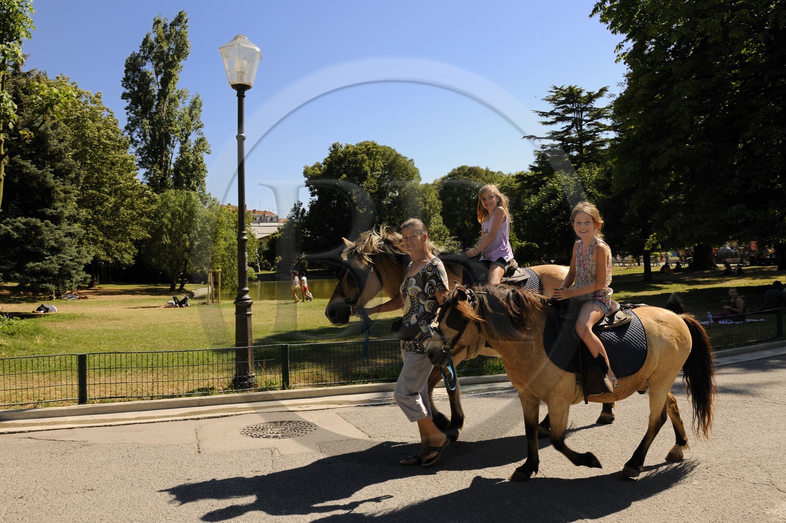 France, Hérault (34), Montpellier, promenade equestre dans le jardin du Champ-de-Mars