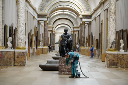 France, Paris (75), Musée du Louvre, la Grande Galerie à l'heure du nettoyage