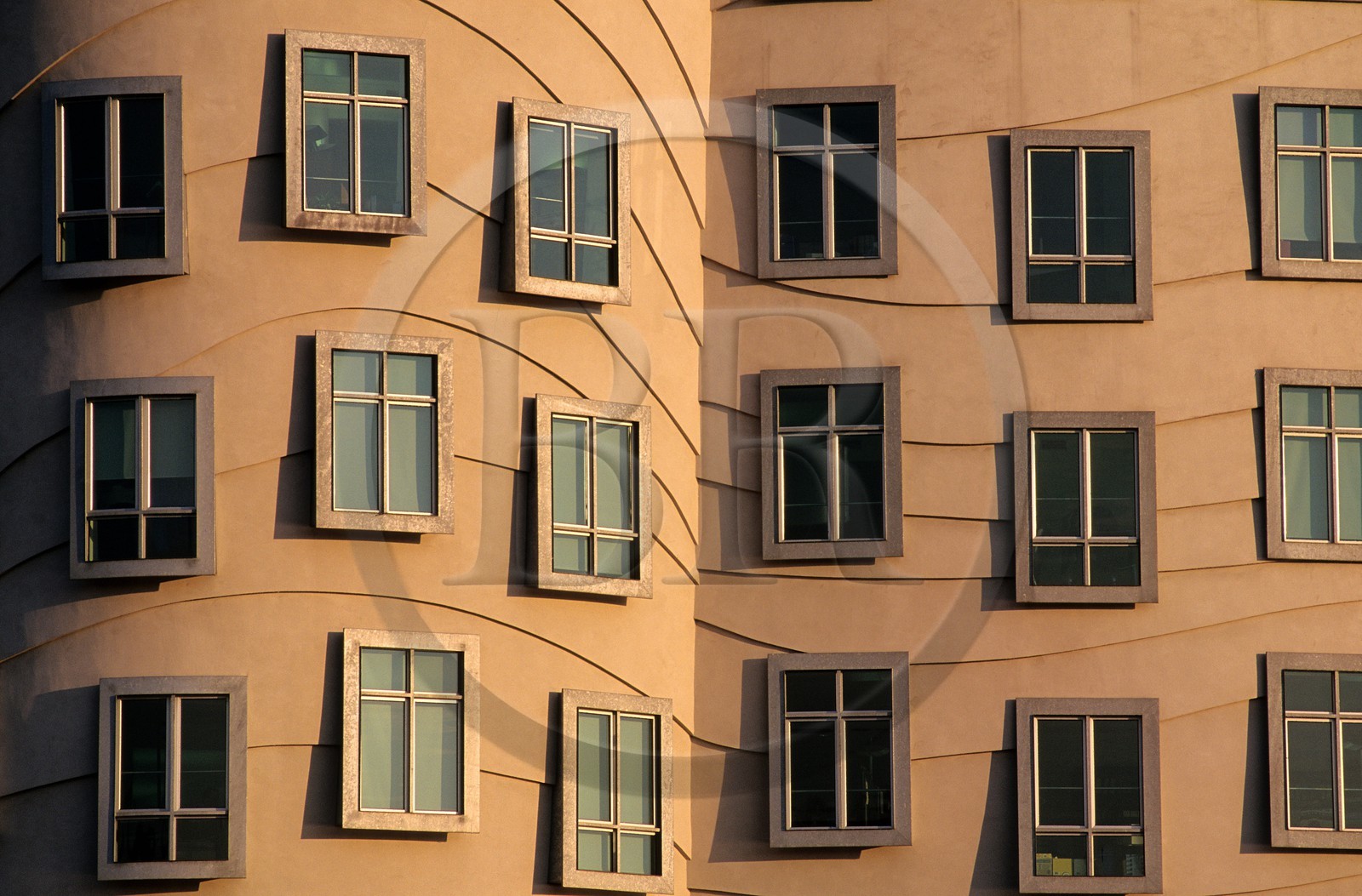 République Tchèque, Prague, la maison qui danse (Ginger et Fred) de Gehry et Milunic sur le quai de la Vltava