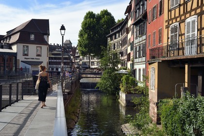 France, Bas Rhin, Strasbourg, old town listed as World Heritage by UNESCO, Petite France district, the lock on the Ill River towards the Quai des Moulins and the footbridge of the anciennes glacieres (old coolers)